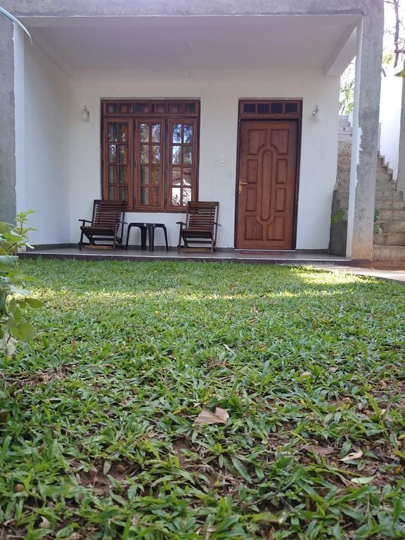 Isanka Lion Lodge Sigiriya Buitenkant foto